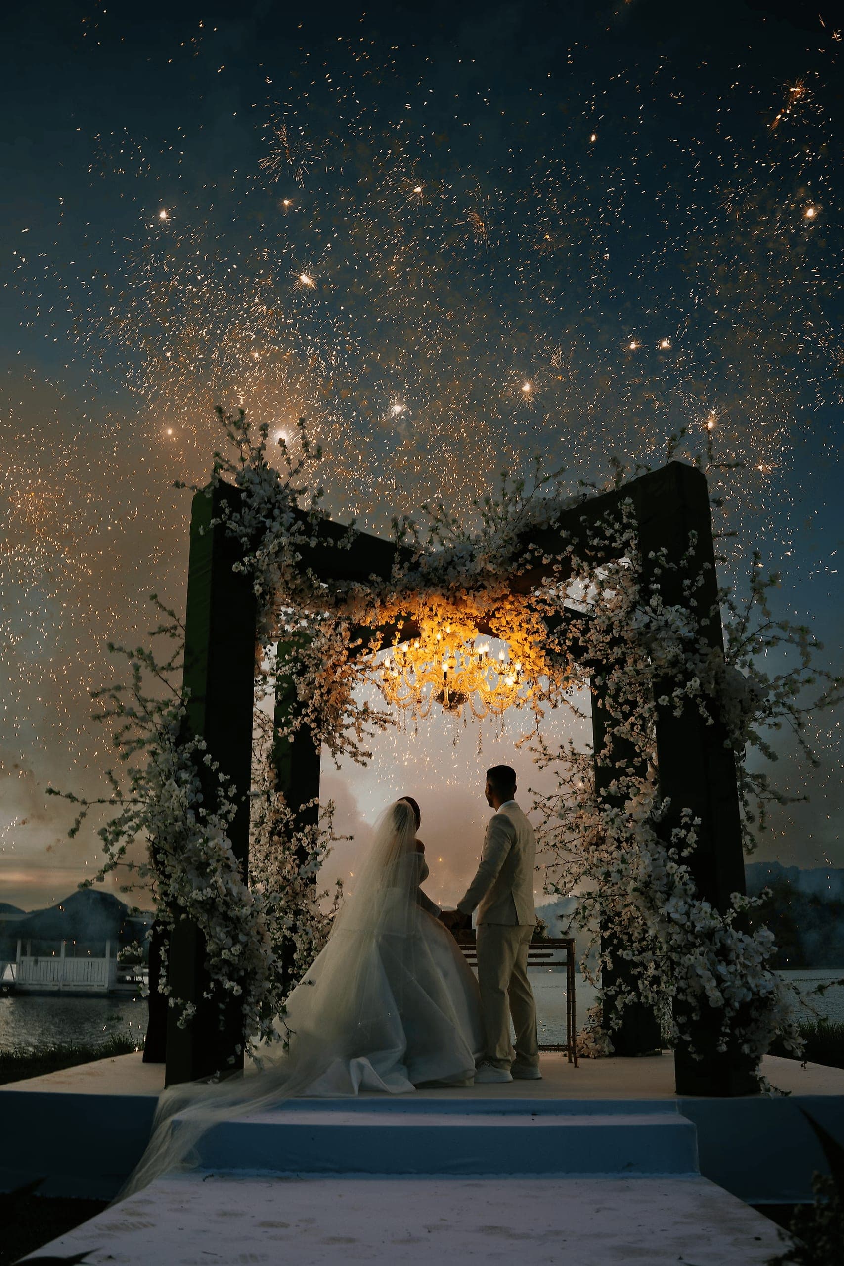 Cerimônia de casamento com faíscas frias